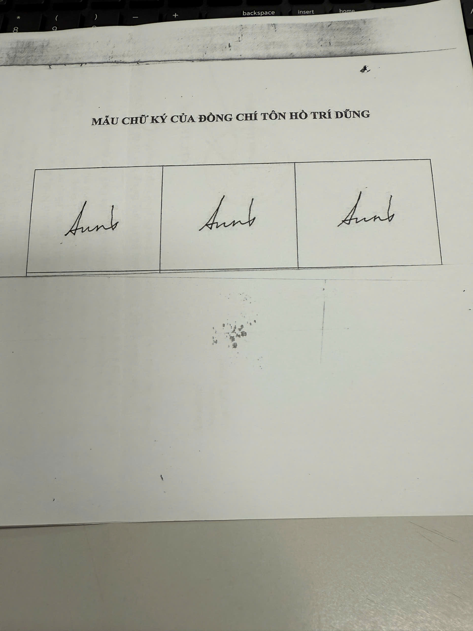Thông báo chữ ký lãnh sự của đồng chí Tôn Hồ Trí Dũng, Bí thư thứ Nhất, Đại sứ quán Việt Nam tại Pháp